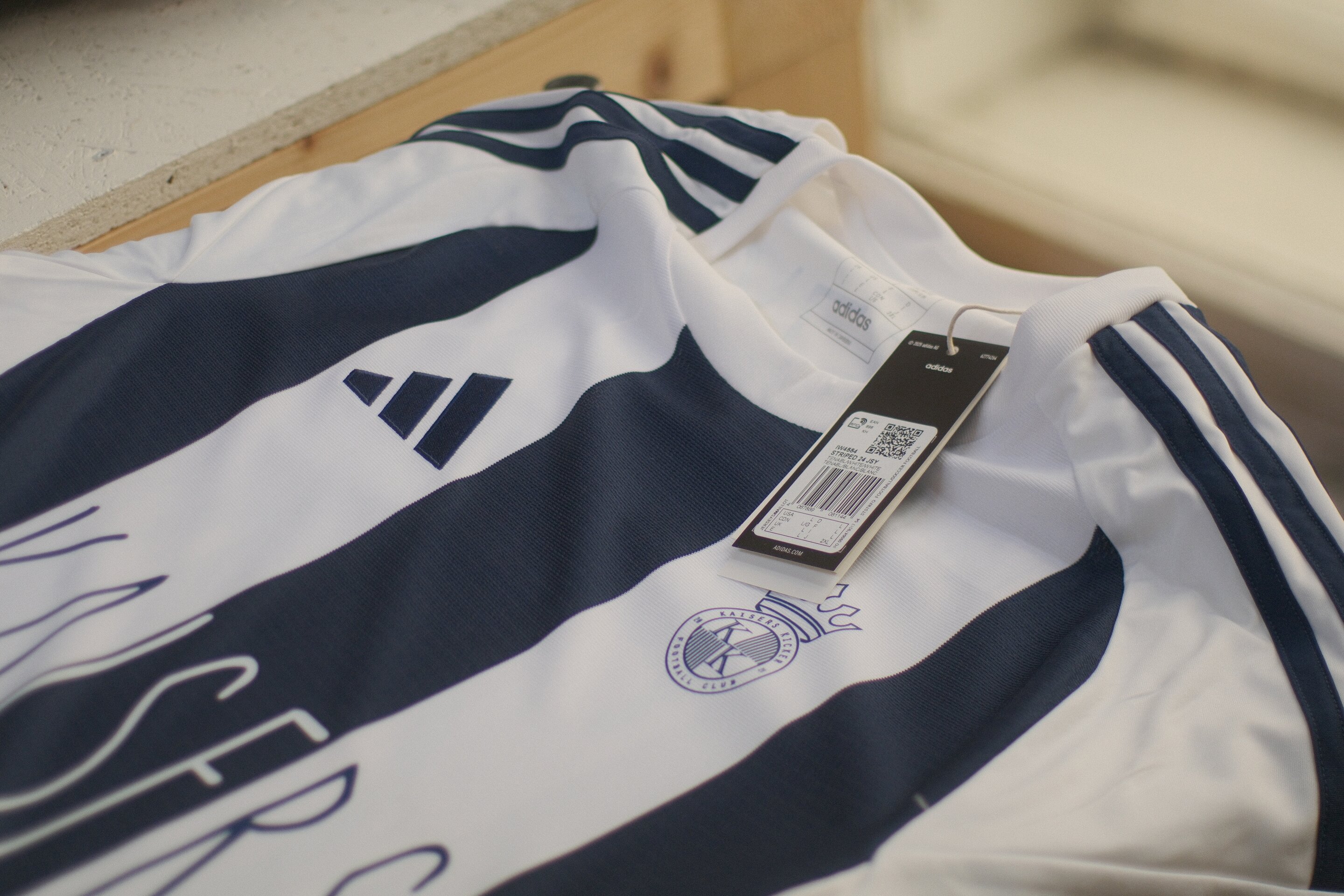 Bedrucktes Adidas Striped 24 Vereinstrikot in Blau-Weiß für die Kaisers Kicker — Vereinslogo im Flex-Druck aus dem Siebdruckstudio Aus'm Keller