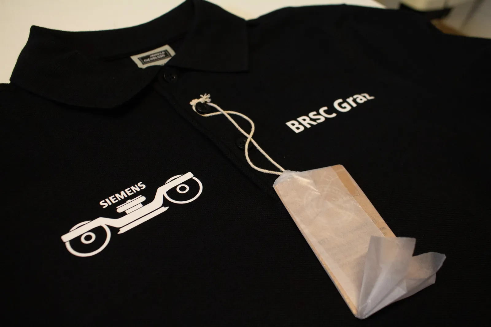 Weiße Workwear-Poloshirts mit Logo-Veredelung für Siemens Graz