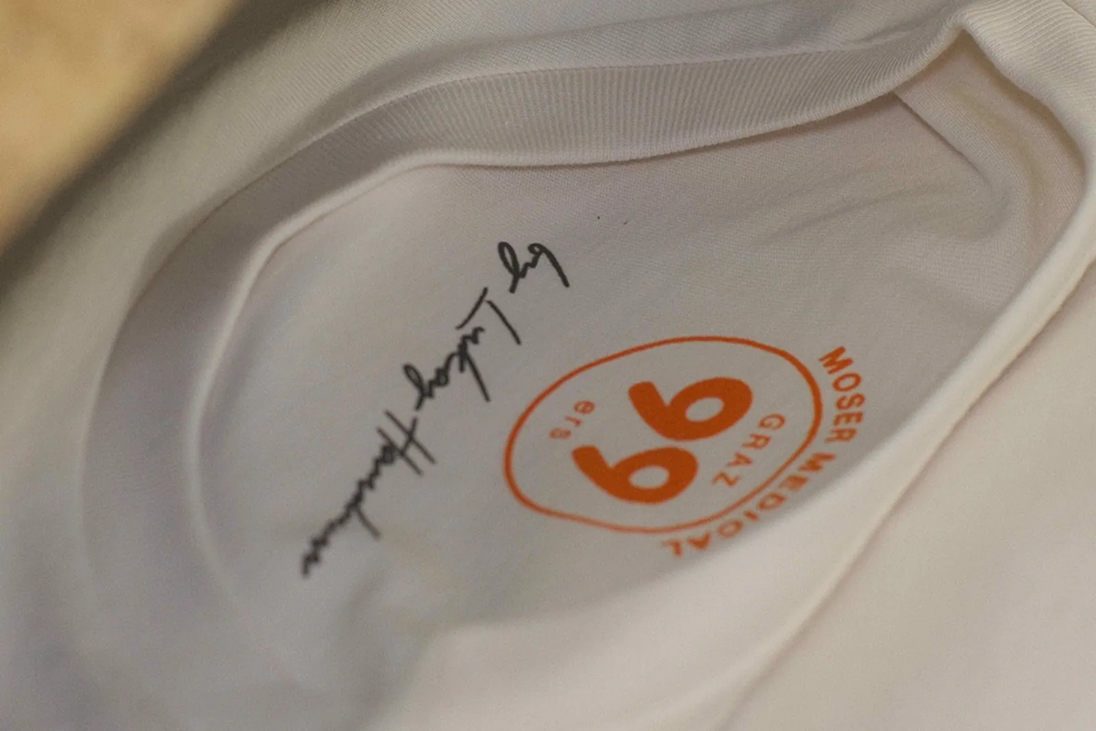Graz 99ers Shirt — Detail des 2-farbigen Siebdrucks in Schwarz und CI-Orange