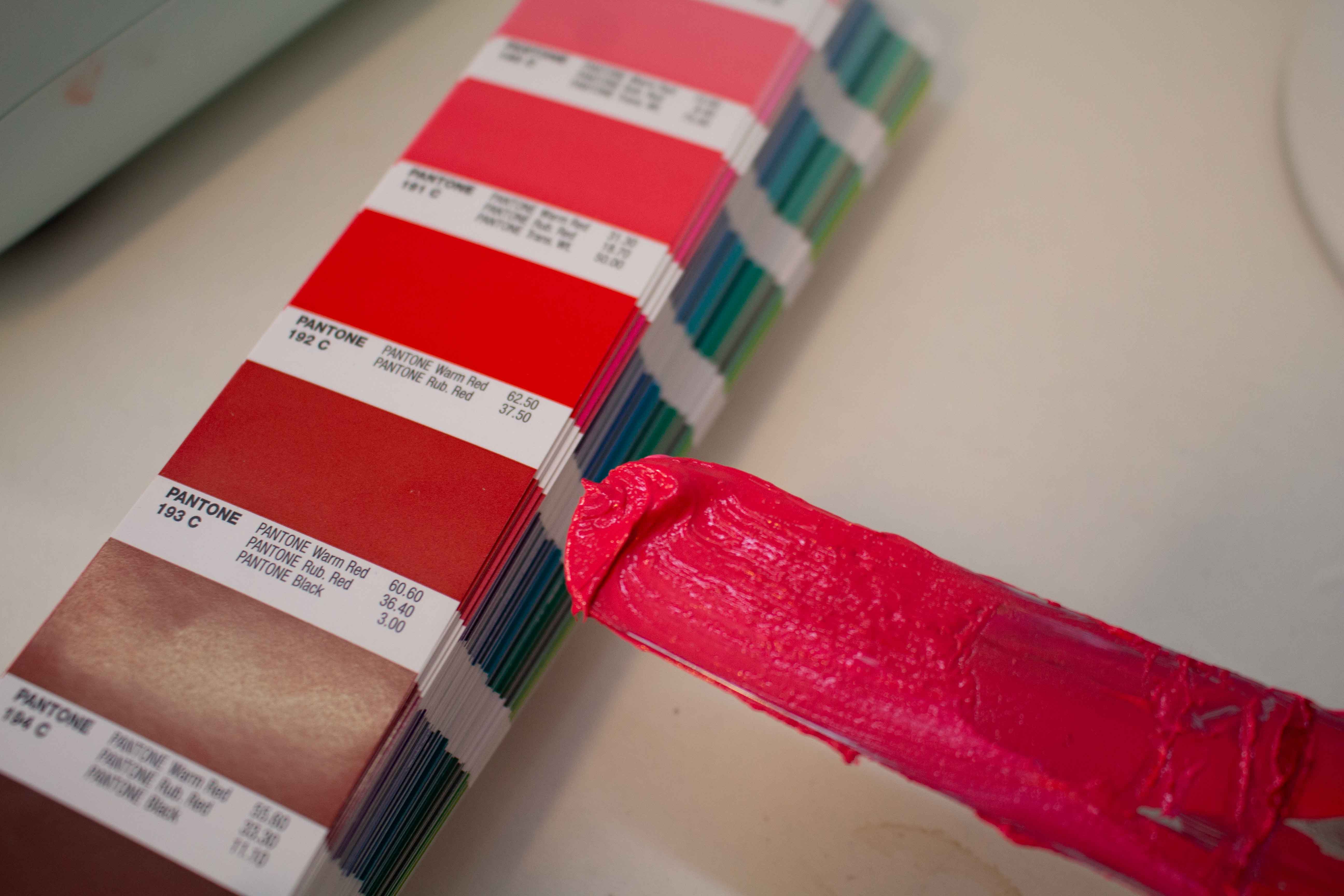 Pantone-Farbfächer mit angemischter Plastisol-Druckfarbe — Pantone-Code-Matching für Siebdruck