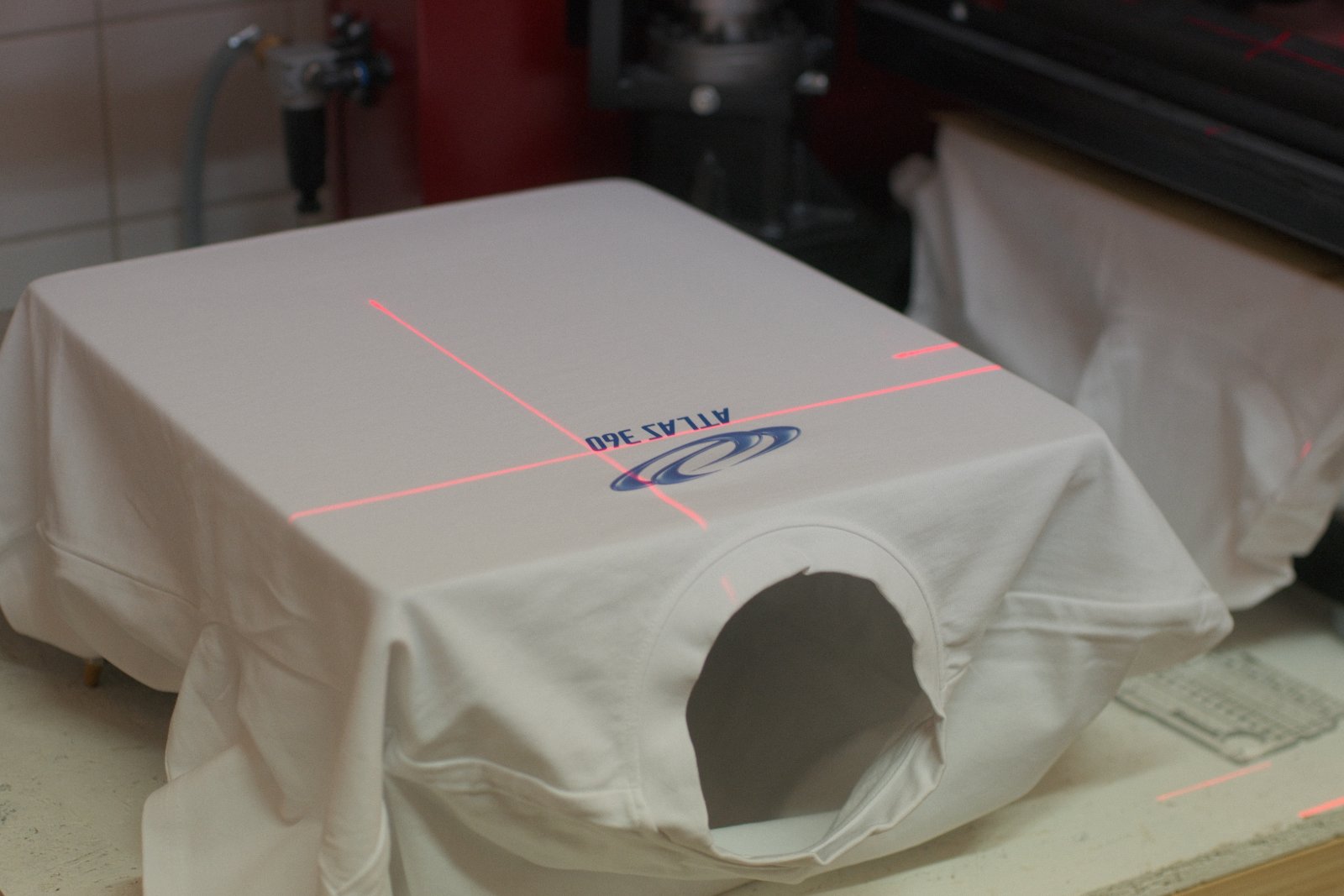 Weißes Atlas-360-Shirt mit silbernem 3D-Galaxie-Logo im Plastisol-Transfer auf der Brust