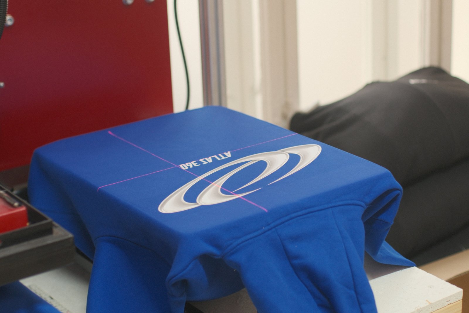 Blauer Oversized Pullover des Hyrox-Gyms Atlas 360 mit Galaxie-Logo in Silber-3D-Plastisol-Transfer