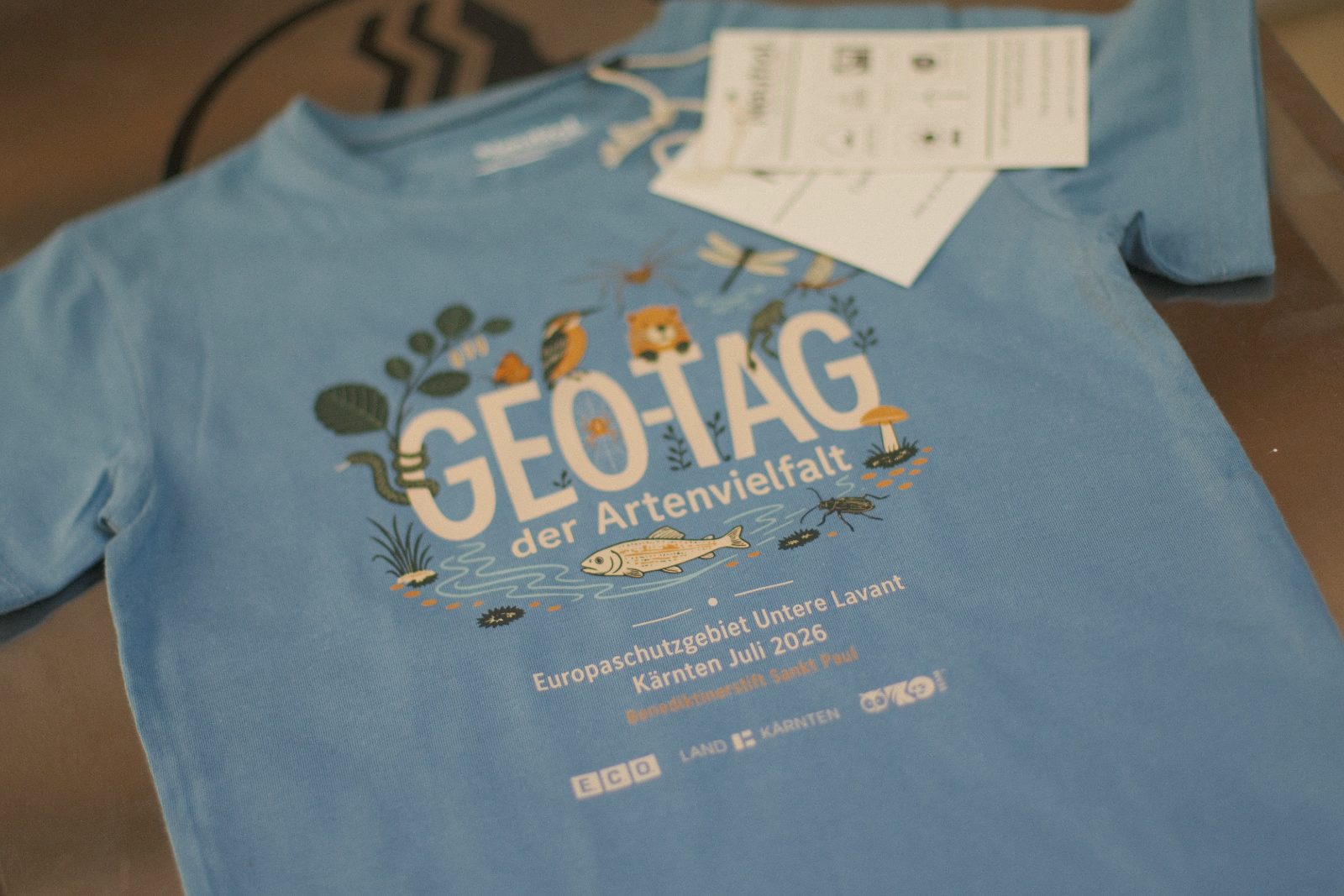 Neutral-Hangtag des O61001 mit Fairtrade-Cotton-Kennzeichnung, Detailaufnahme am hellblauen Shirt