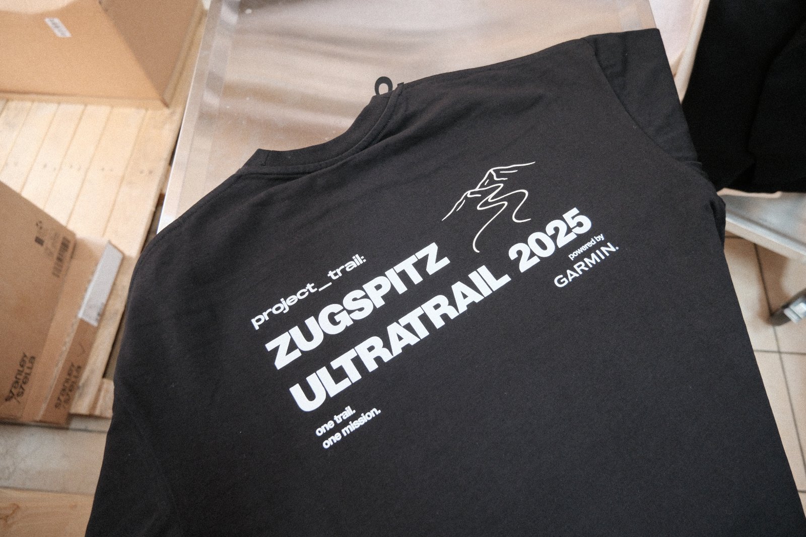 Schwarzes Heavy-Oversized-Shirt mit großem weißem Backprint „Zugspitz Ultratrail 2025 powered by Garmin