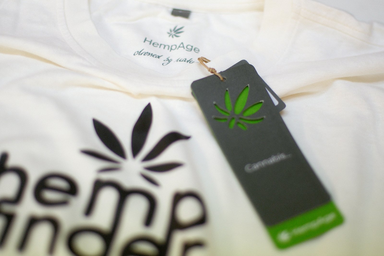 Detail des HempAge-Nackenetiketts „dressed by nature