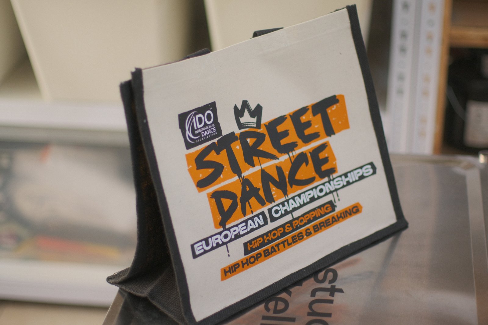 Westford Mill Printers Jute Classic Shopper für die IDO Street Dance European Championships — vollfarbiger DTF-Druck mit Hip-Hop-Brushstroke-Typografie in Orange und Schwarz auf canvas-beschichtetem Seitenteil