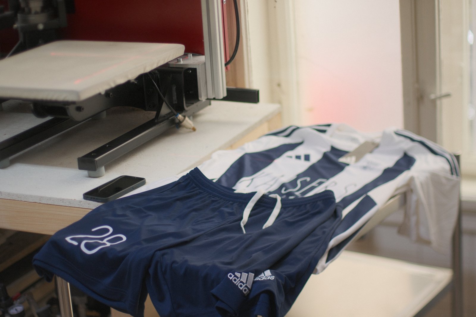 Detail des Kaiser-Kickers-Trikots — Vereinswappen, Adidas-Logo und „KAISERS