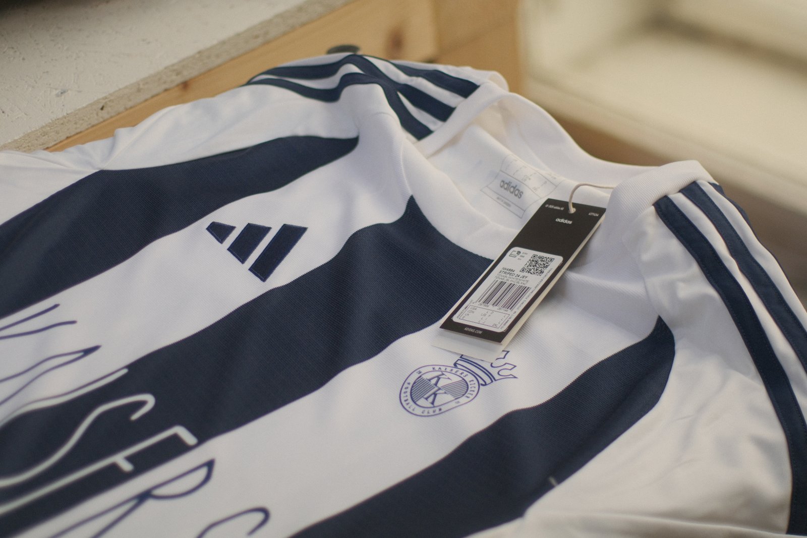 Kaiser-Kickers-Trikot und Hose Nr. 28 — komplettes Vereins-Set in Blau-Weiß-Streifen mit Frontprint und Hosen-Nummer im Flex-Druck