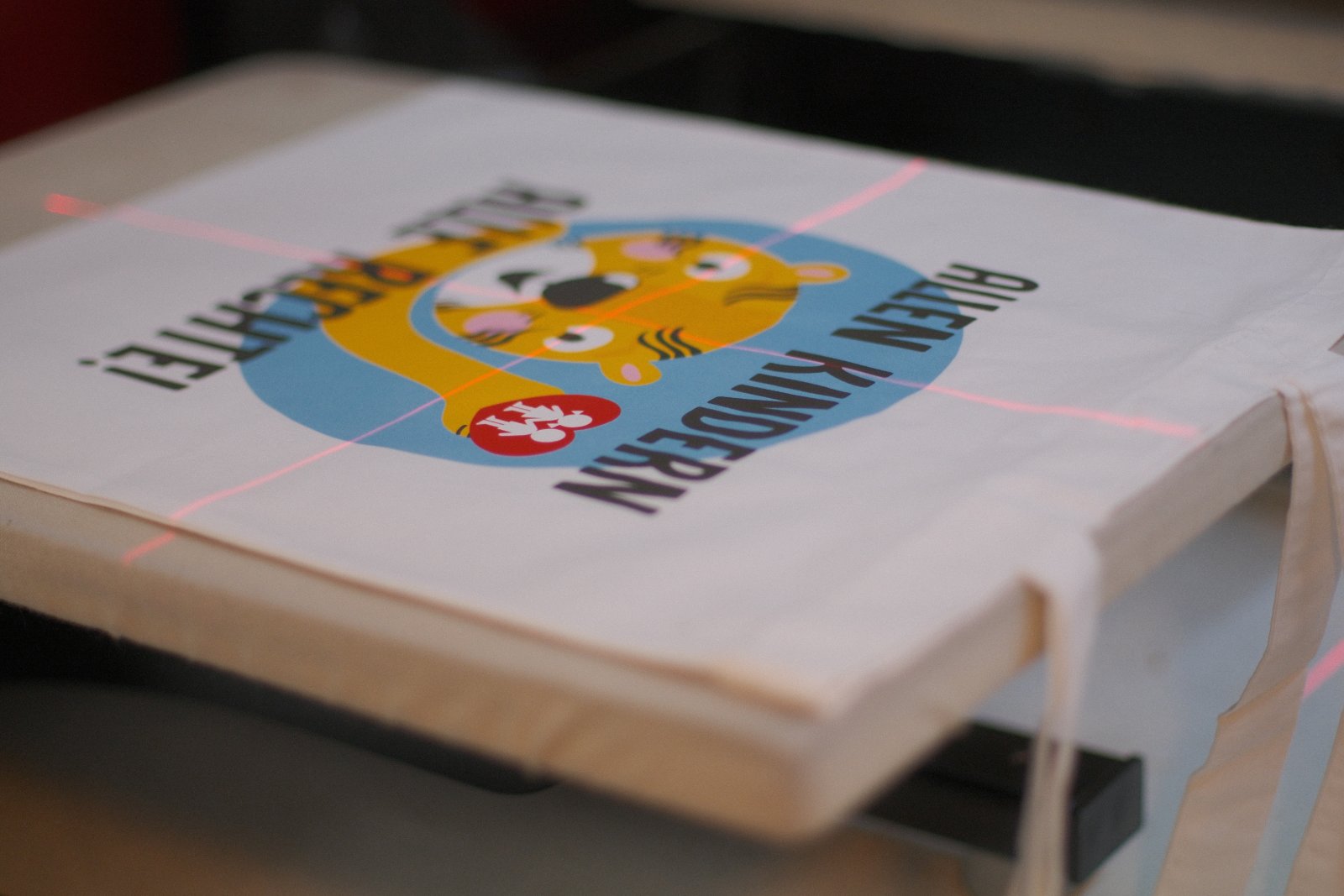 Naturweiße Tote Bag mit DTF-bedrucktem Tiger-Motiv und Slogan 'Allen Kindern alles Recht!' der Kinderfreunde Steiermark