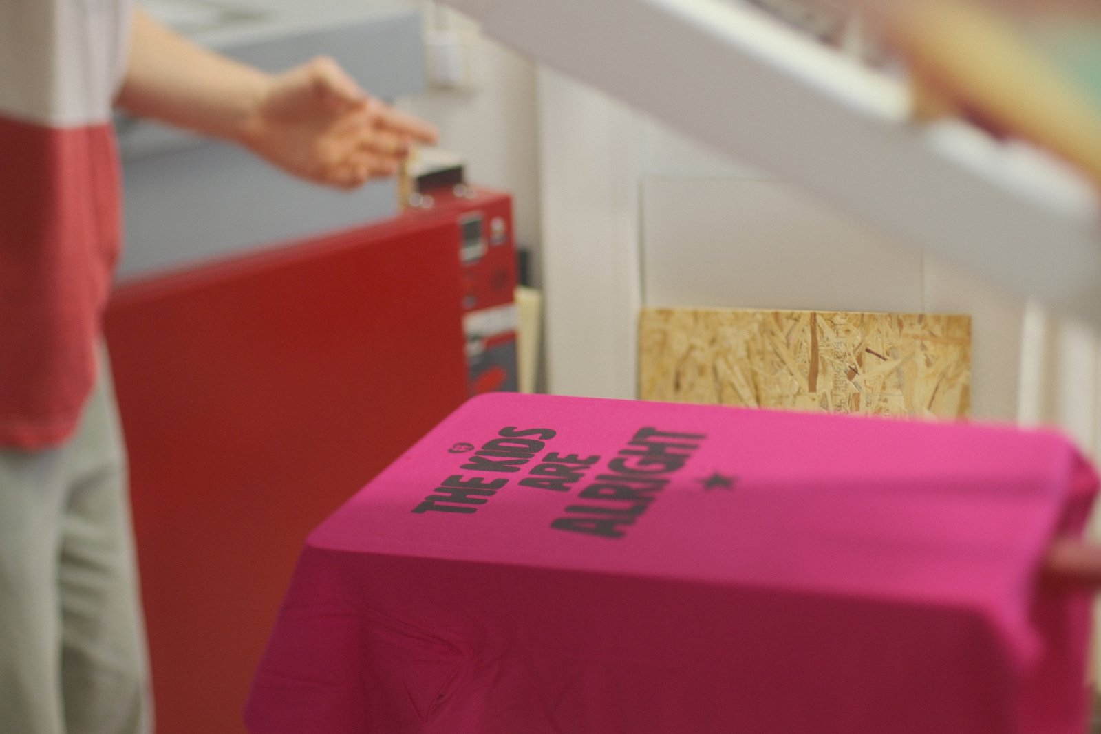 Pinkfarbenes Kampagnen-Shirt mit schwarzem Slogan-Druck 'The kids are alright' im Siebdruck