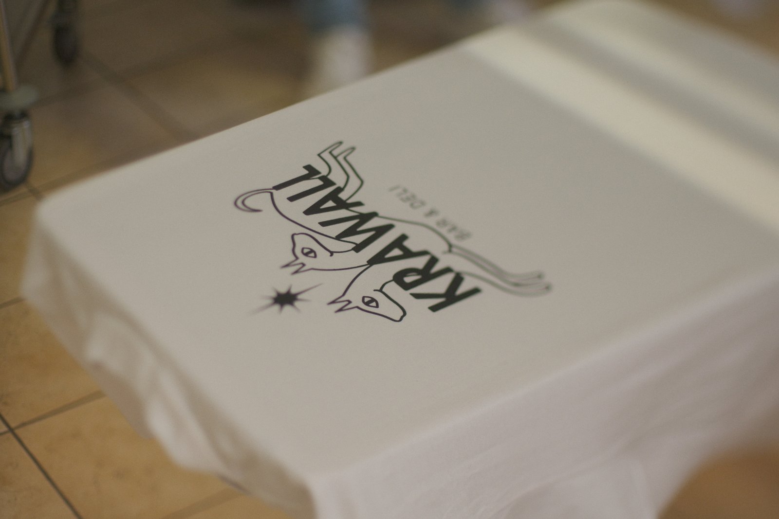 Ringer-Tee mit rotem Kragen — „I ♥ KRAWALL