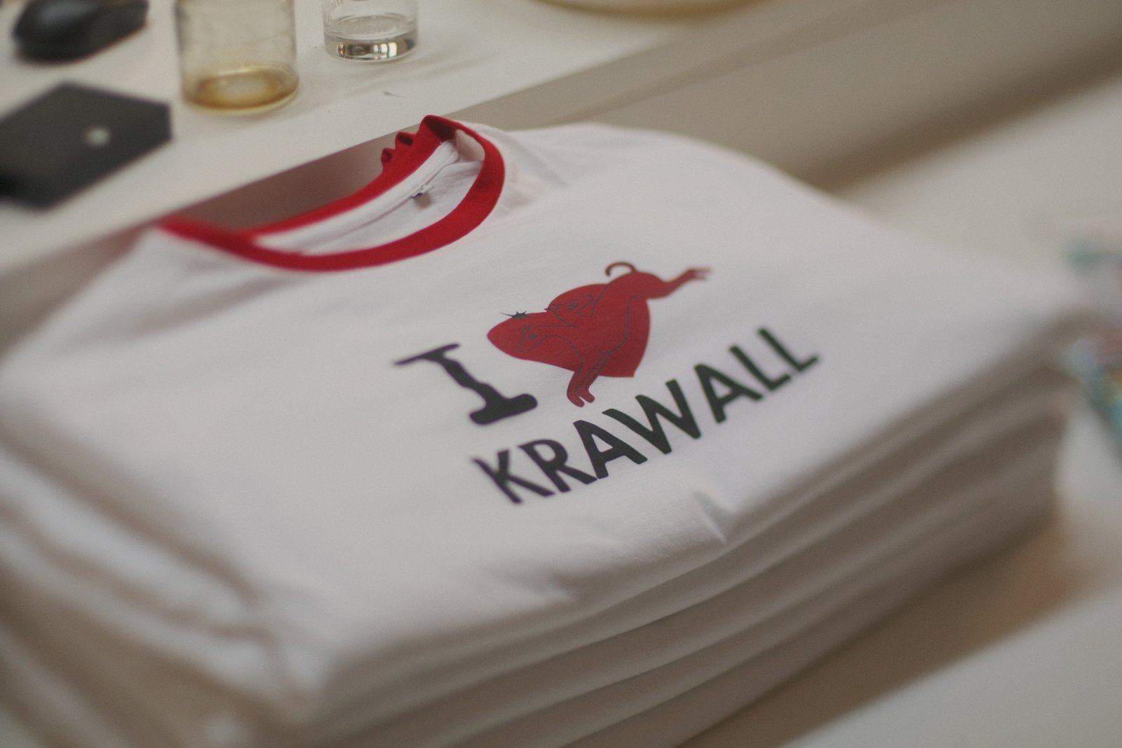 Weißes Oversized Boxy Shirt der Krawall Bar & Deli Wien mit zweifarbigem Hund-Logo im Siebdruck auf der Brust