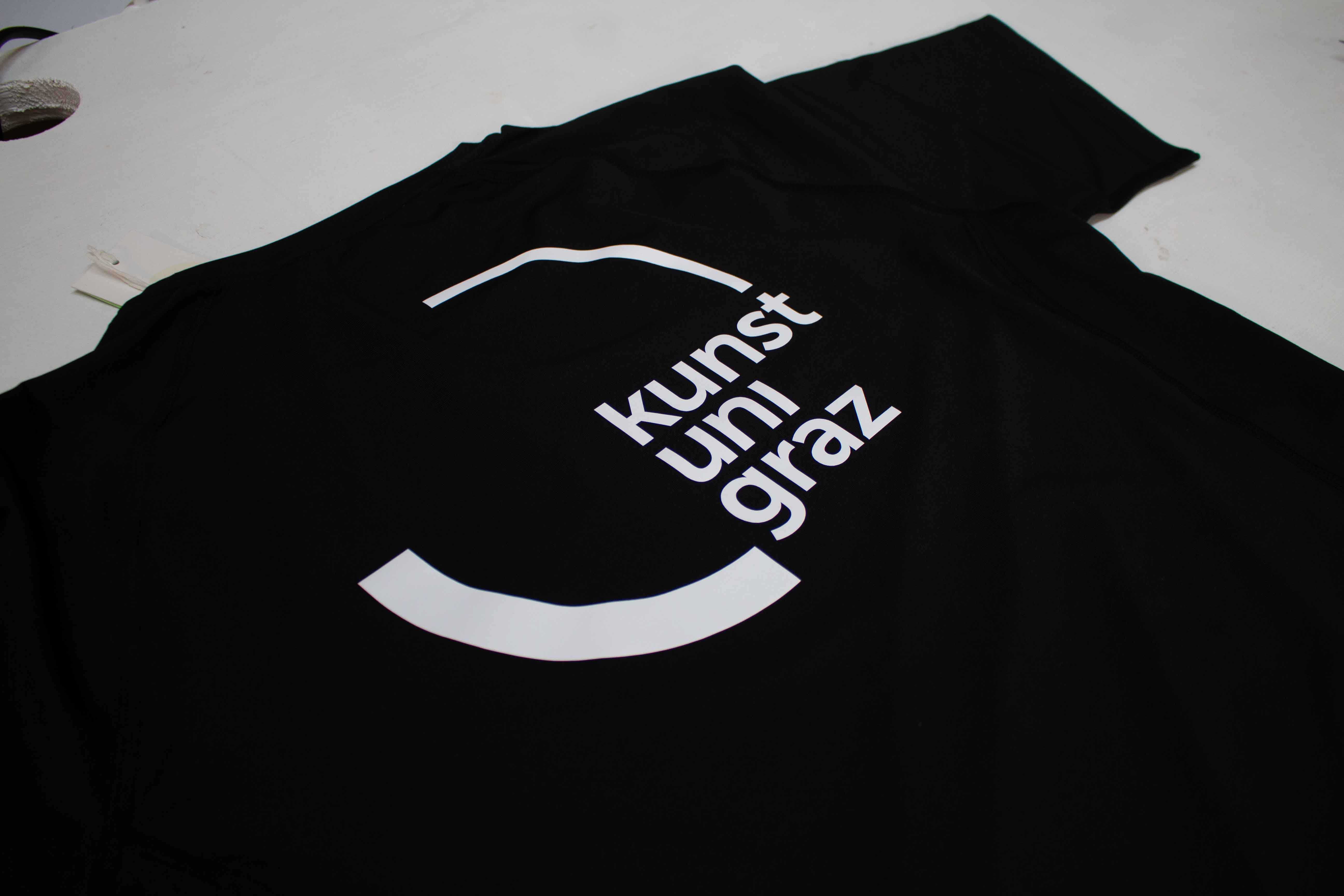 Schwarzes Shirt mit weißem „kunst uni graz