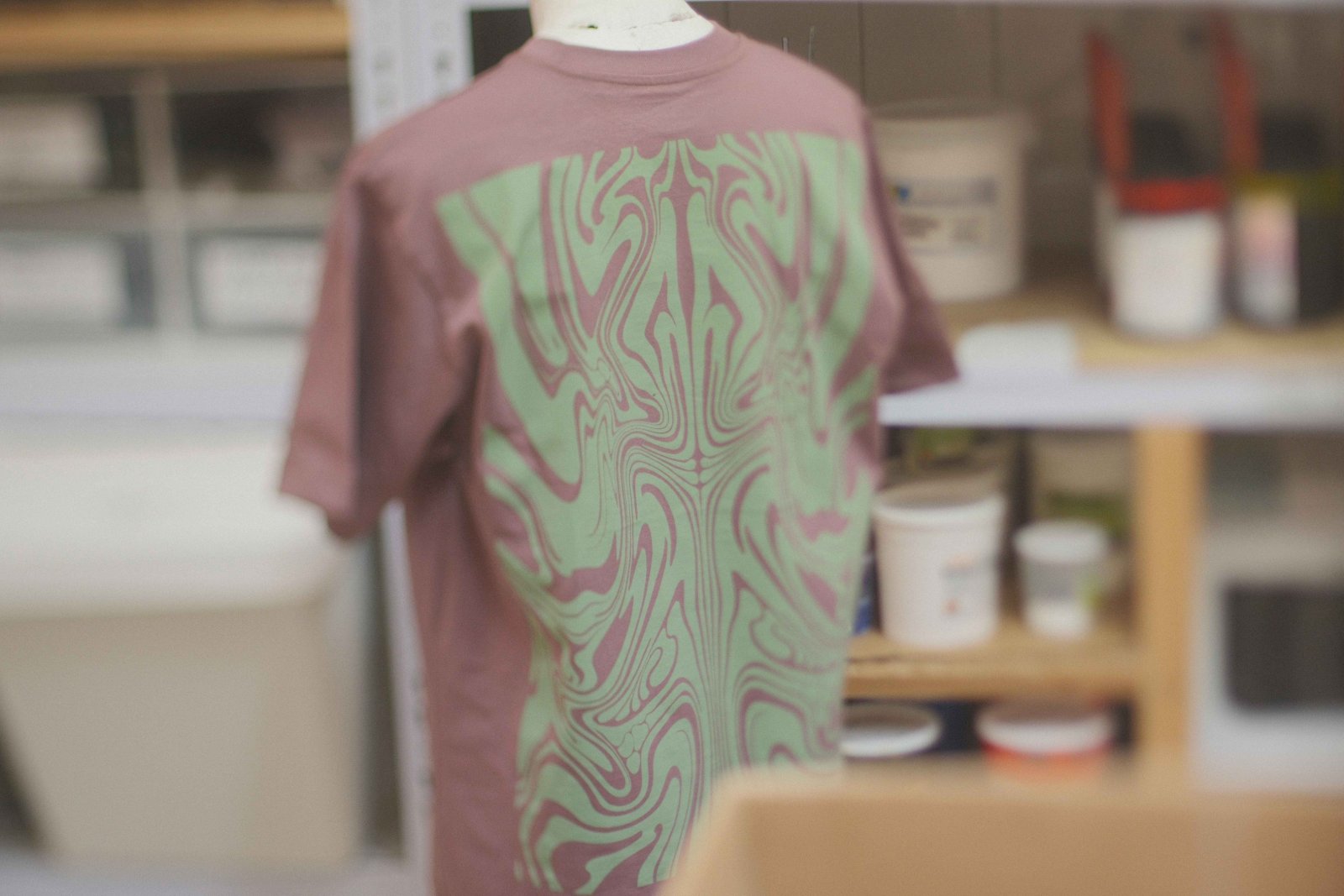 Altrosa Oversized-Shirt von Maskusi Ink mit großflächigem mintgrünem Swirl-Print im Discharge-Druck auf der Rückseite