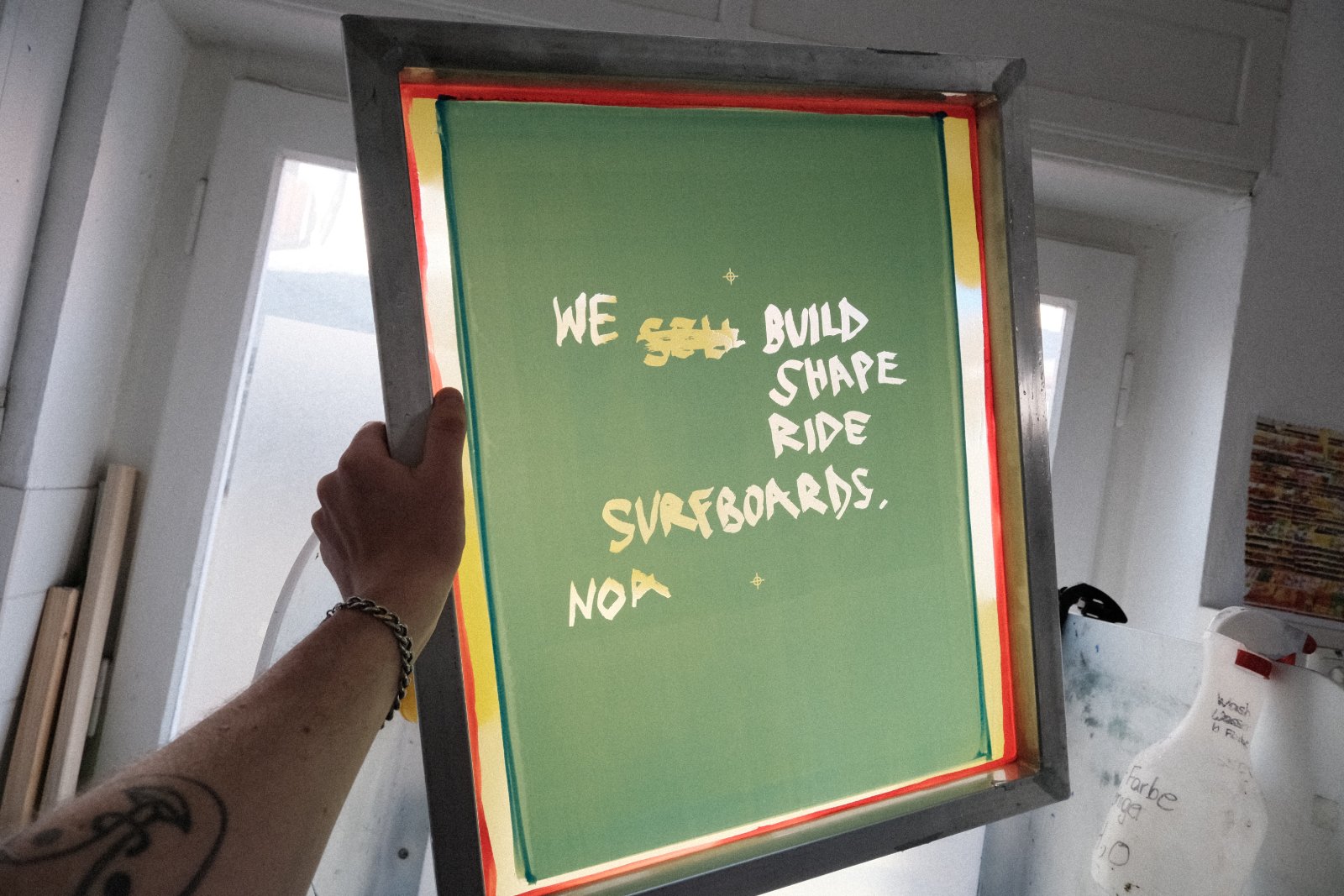 Belichtetes Siebdruck-Sieb mit dem NOA-Motiv „We build, shape, ride surfboards.
