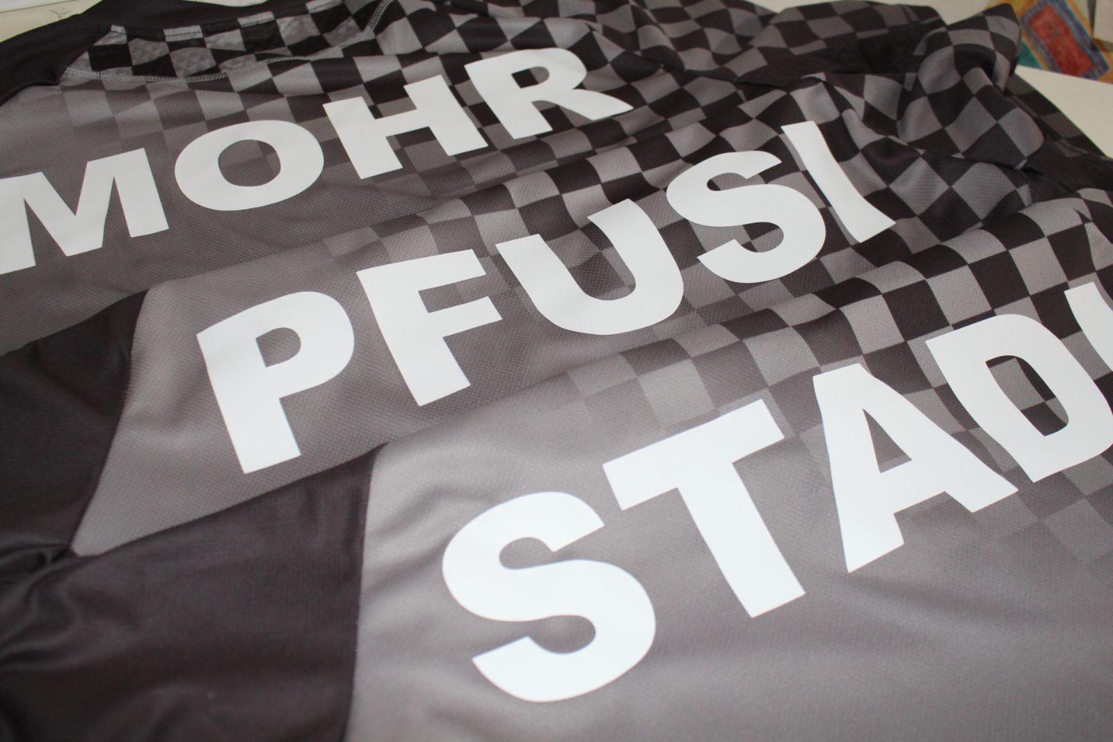 Drei MTB-Trikots mit individuellen Rückennamen in weißem Sport-Vinyl: Mohr, Pfusi, Stadi