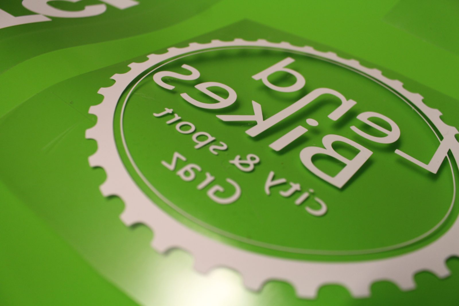 Radlager-MTB-Trikot mit Vereinslogo und großem Lend-Bikes-Sponsorenlogo in weißem Vinyl