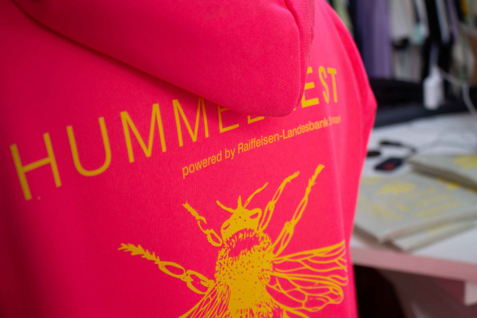 Pinker Hummelfest-Hoodie mit großflächigem Hummel-Backprint im Digital-Siebdruck-Transfer — powered by Raiffeisen-Landesbank Steiermark
