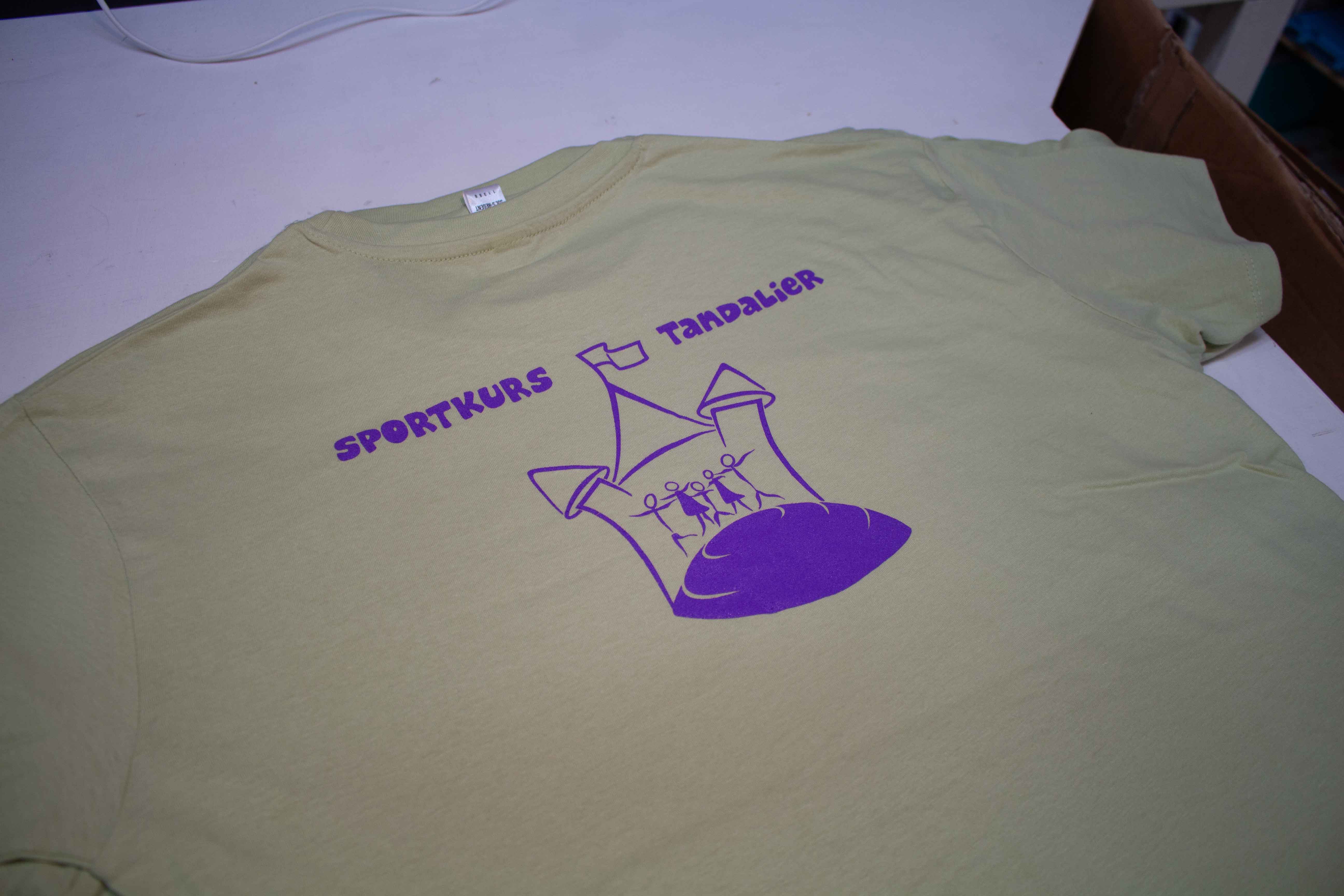 Hellgrünes Baumwoll-T-Shirt mit violettem „Sportkurs Tandalier