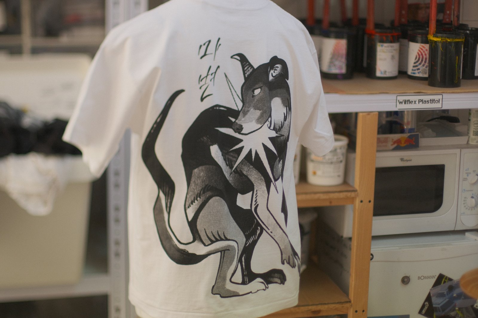 Großer Wolf-Backprint als Halbton-Illustration auf hellem Heavy-Oversized-Shirt — derselbe Druck als Hell-Variante