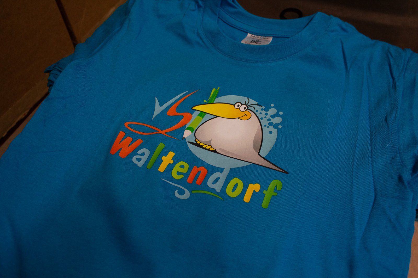 Einzelnes Kindershirt der VS Waltendorf — Brust-Print mit Pelikan in Kindergröße 7/8, DTF-Vollfarbdruck mit feinen Konturen